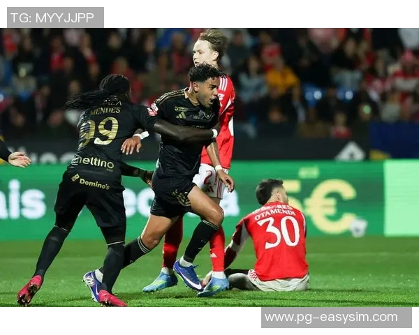 德甲激战：巴黎圣日耳曼与本菲卡战平补时进球引发全场狂欢